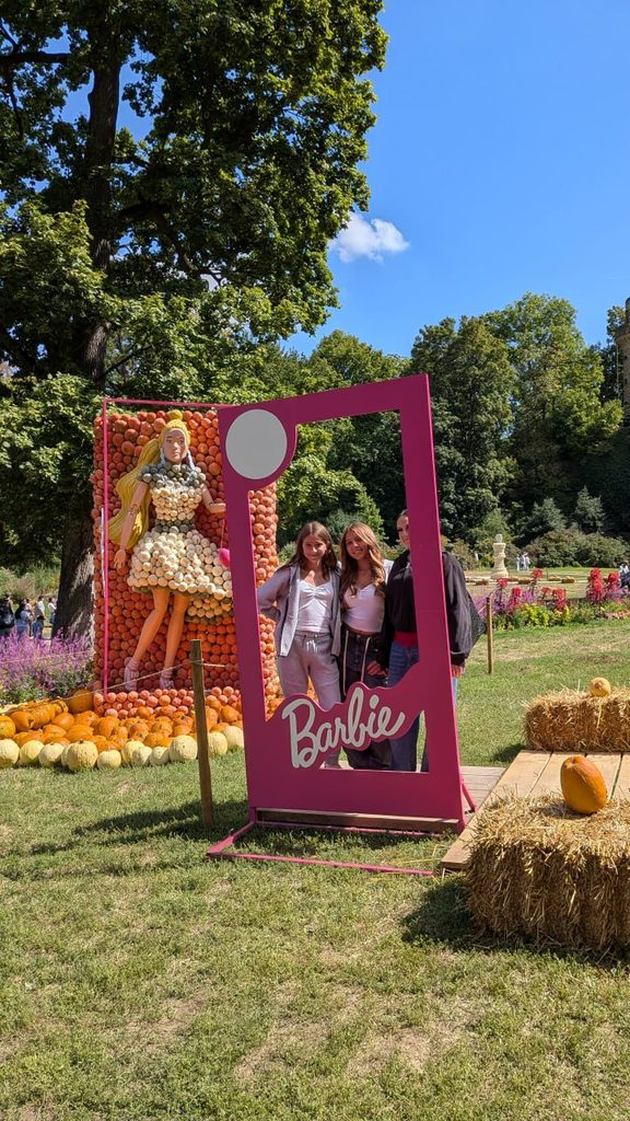 Barbie realizzata con le zucche accanto al photobooth alla Festa delle zucche di Ludwigsburg