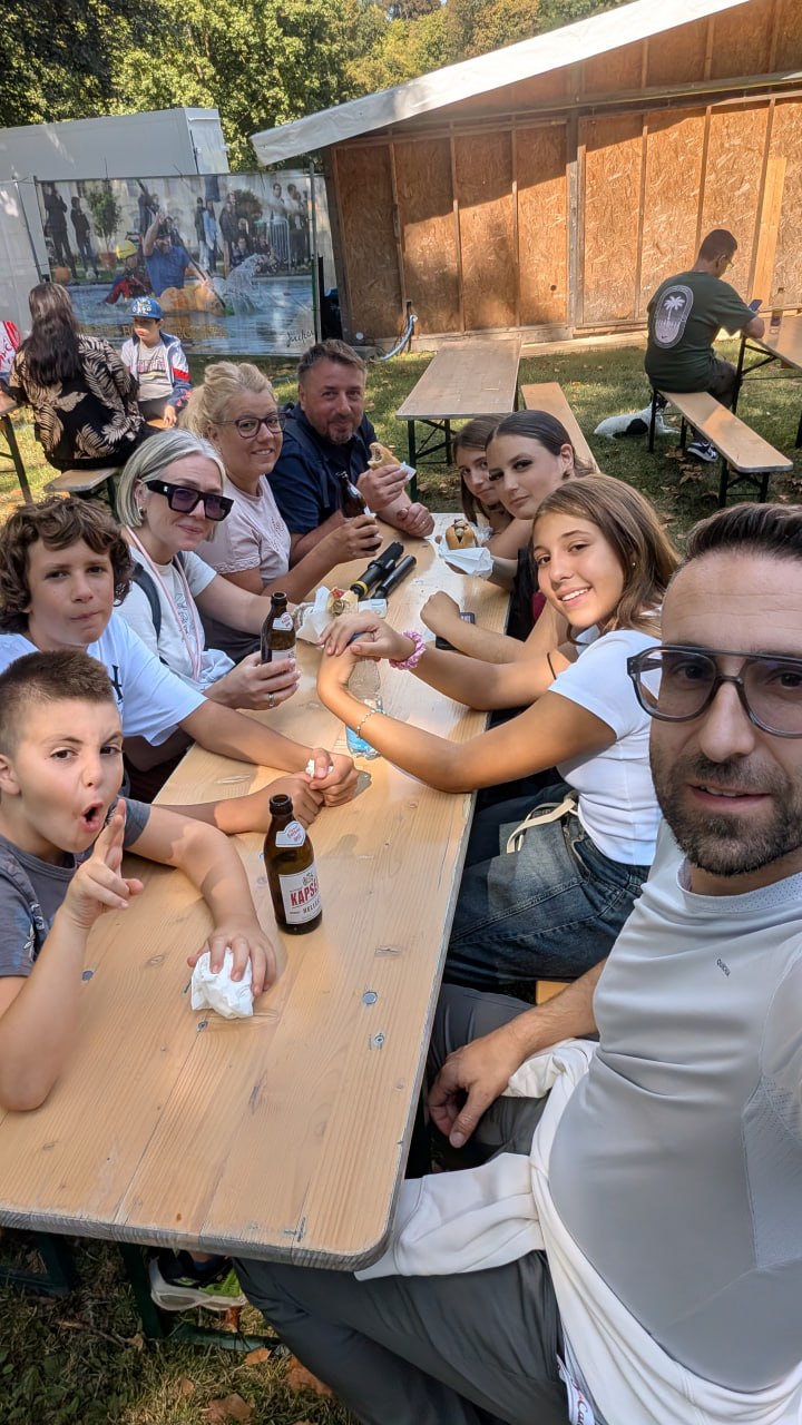 Le nostre famiglie a pranzo alla Festa delle zucche di Ludwigsburg con würstel alla zucca