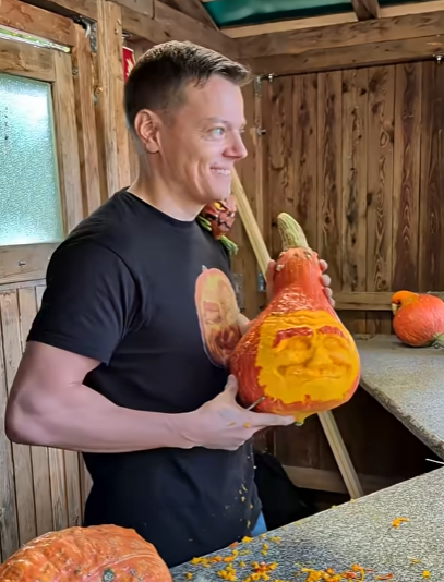 Scultore con una zucca intagliata alla Festa delle zucche di Ludwigsburg